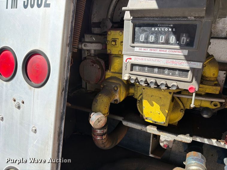image for item FT6463 2001 International 4700 fuel truck