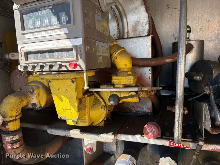 image for item FT6463 2001 International 4700 fuel truck