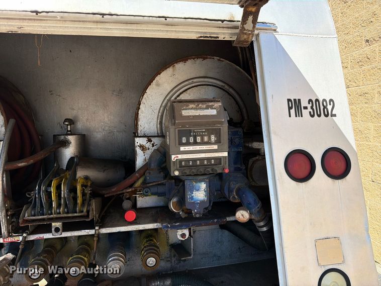 image for item FT6463 2001 International 4700 fuel truck