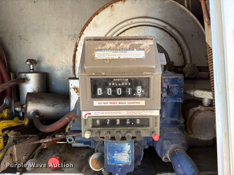 image for item FT6463 2001 International 4700 fuel truck