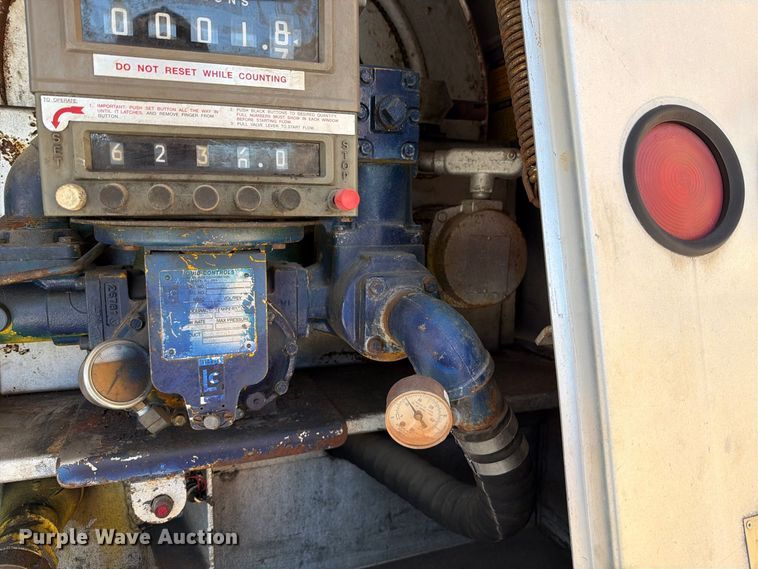 image for item FT6463 2001 International 4700 fuel truck