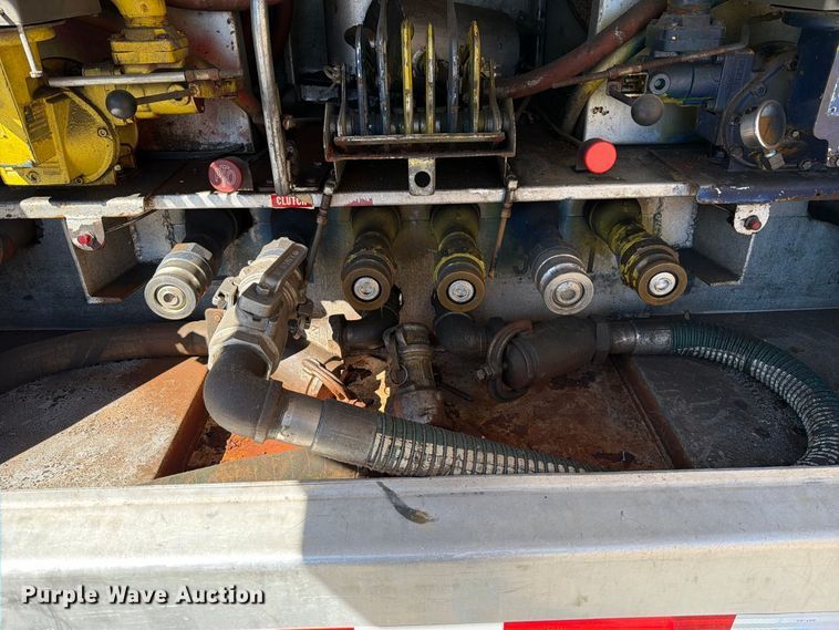 image for item FT6463 2001 International 4700 fuel truck