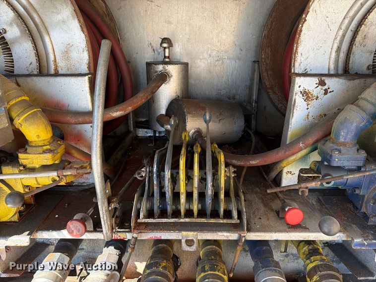 image for item FT6463 2001 International 4700 fuel truck