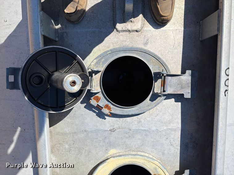 image for item FT6463 2001 International 4700 fuel truck