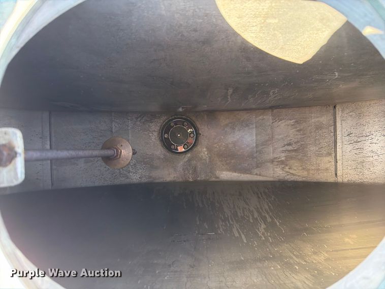image for item FT6463 2001 International 4700 fuel truck