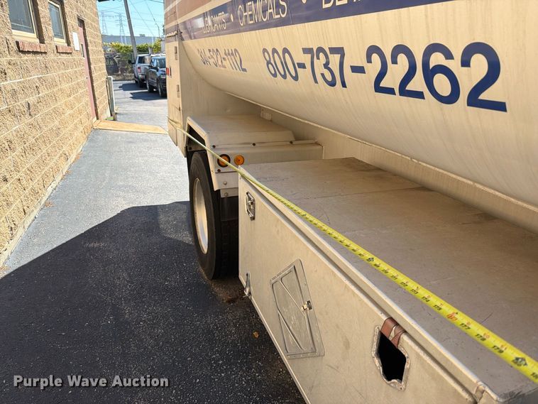 image for item FT6463 2001 International 4700 fuel truck