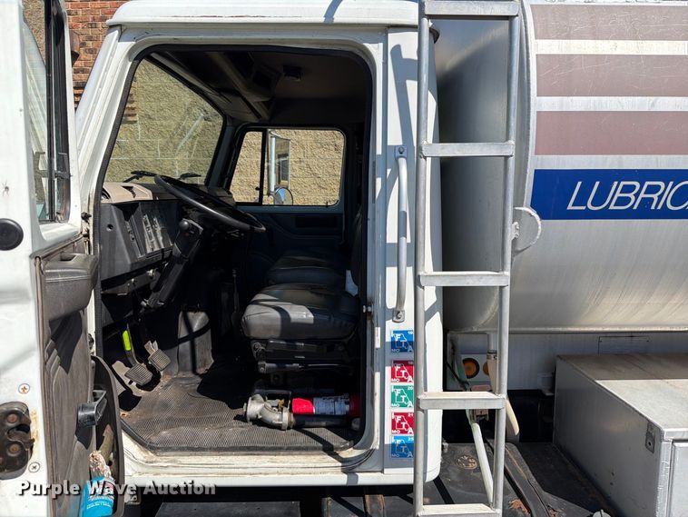 image for item FT6463 2001 International 4700 fuel truck