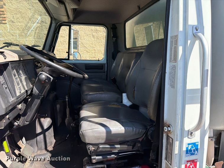 image for item FT6463 2001 International 4700 fuel truck