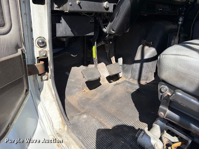image for item FT6463 2001 International 4700 fuel truck