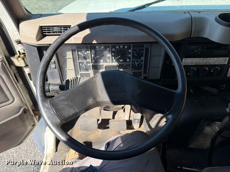 image for item FT6463 2001 International 4700 fuel truck