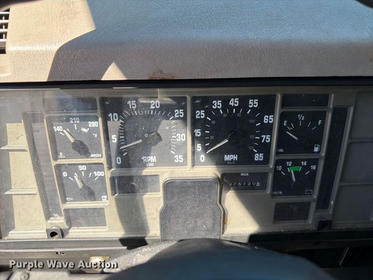 image for item FT6463 2001 International 4700 fuel truck