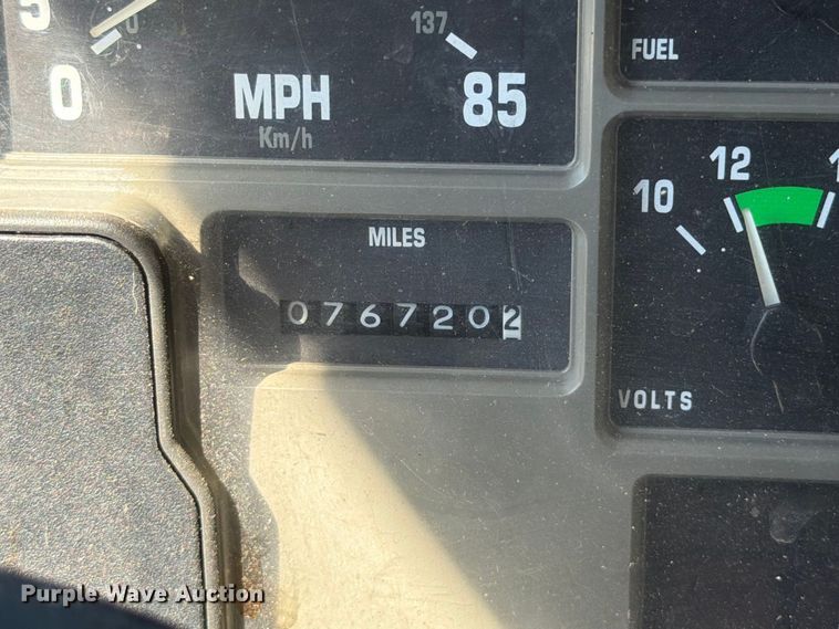 image for item FT6463 2001 International 4700 fuel truck