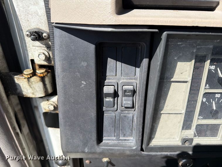 image for item FT6463 2001 International 4700 fuel truck