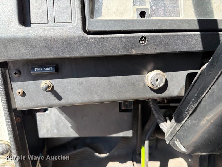 image for item FT6463 2001 International 4700 fuel truck