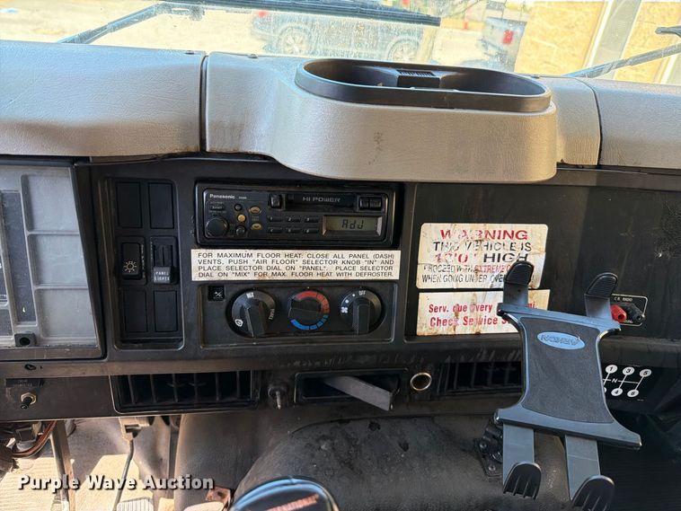 image for item FT6463 2001 International 4700 fuel truck