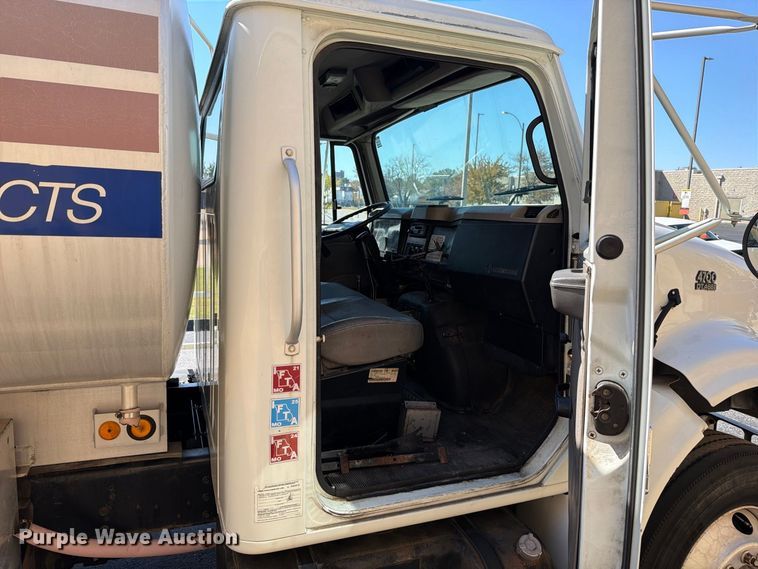 image for item FT6463 2001 International 4700 fuel truck