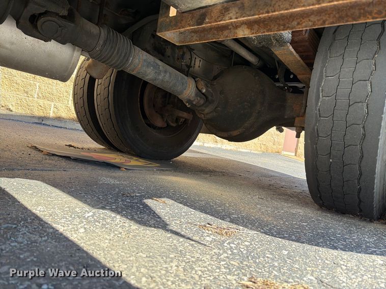 image for item FT6463 2001 International 4700 fuel truck