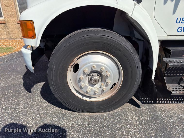 image for item FT6463 2001 International 4700 fuel truck