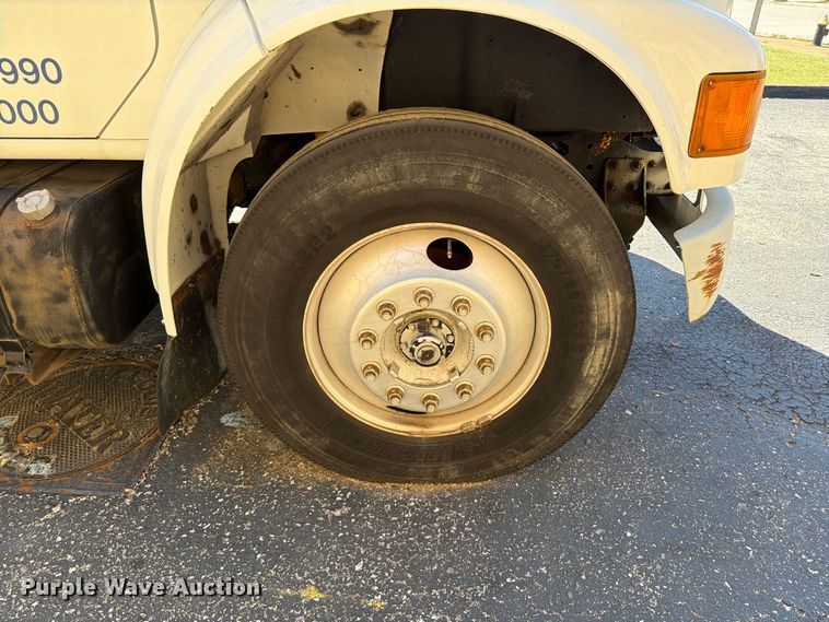 image for item FT6463 2001 International 4700 fuel truck