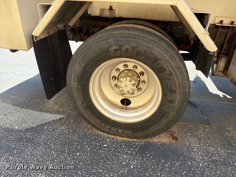 image for item FT6463 2001 International 4700 fuel truck