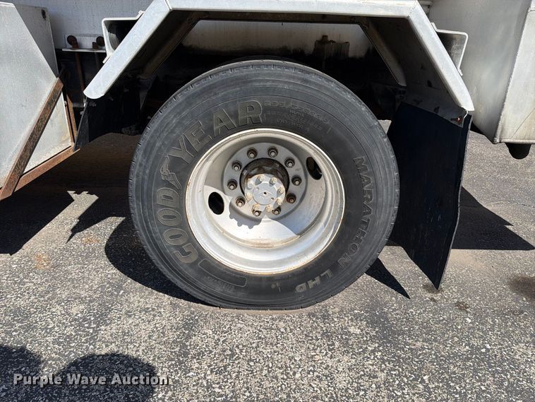 image for item FT6463 2001 International 4700 fuel truck