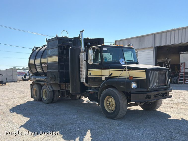 image for item FT6465 1996 Volvo WG vacuum truck