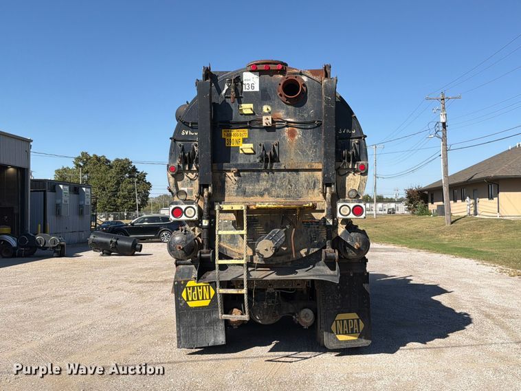 image for item FT6465 1996 Volvo WG vacuum truck