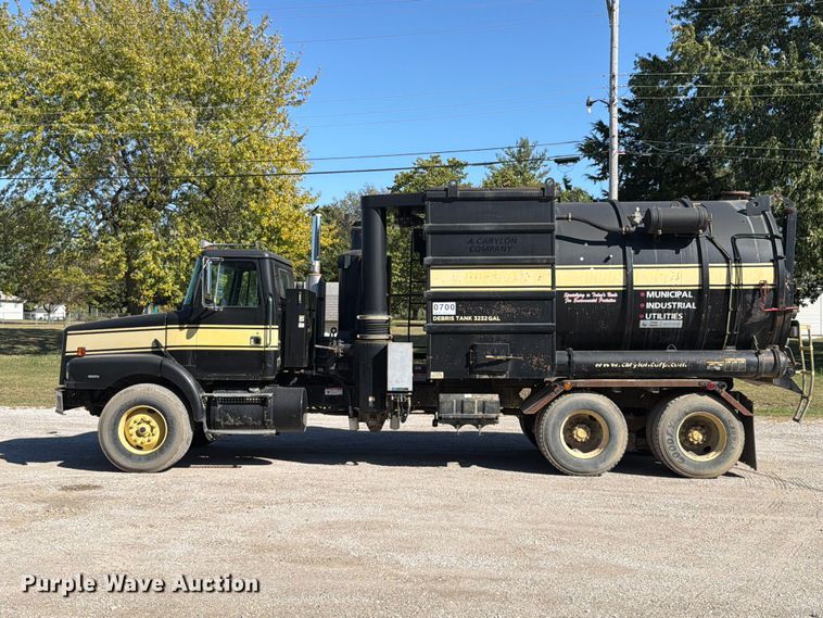 image for item FT6465 1996 Volvo WG vacuum truck