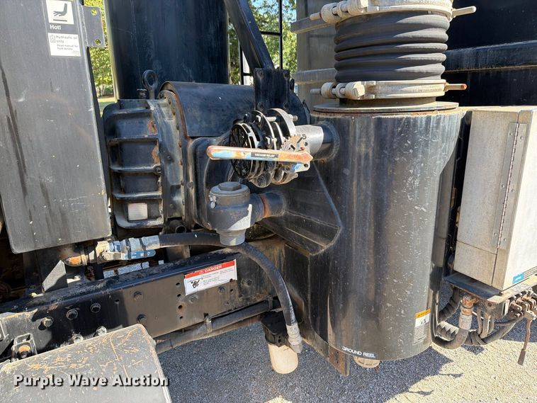 image for item FT6465 1996 Volvo WG vacuum truck