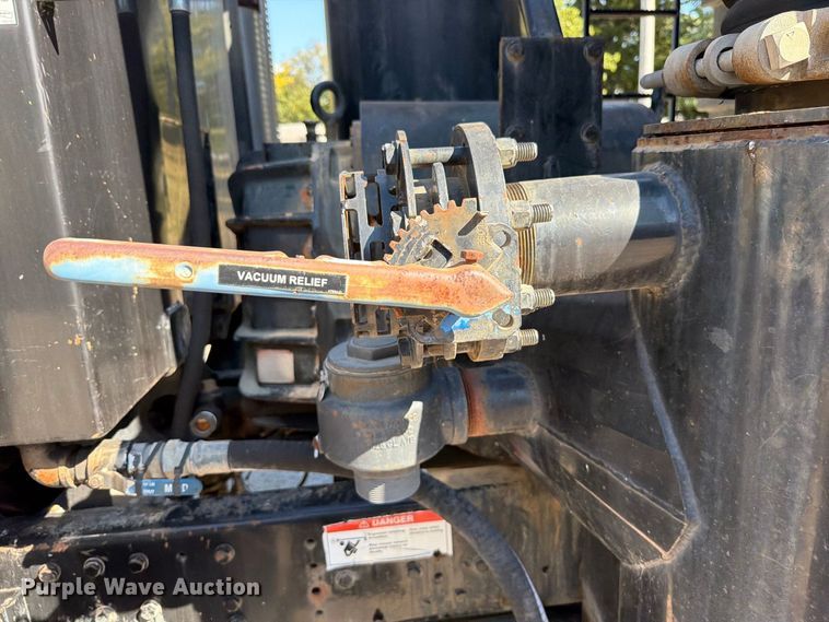 image for item FT6465 1996 Volvo WG vacuum truck