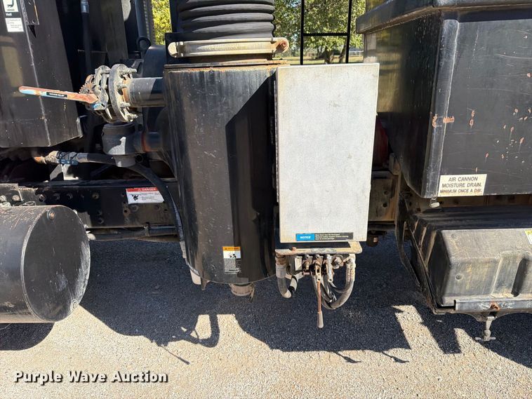 image for item FT6465 1996 Volvo WG vacuum truck