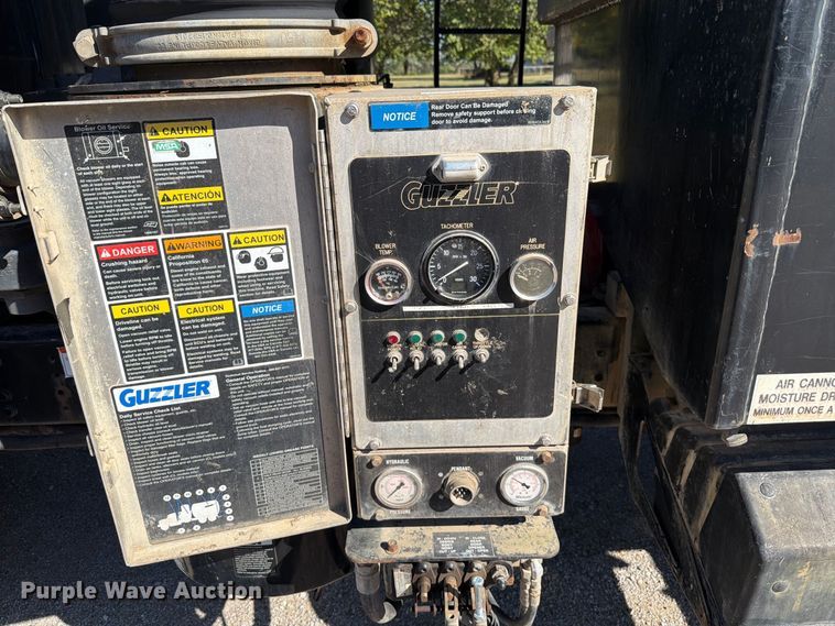 image for item FT6465 1996 Volvo WG vacuum truck