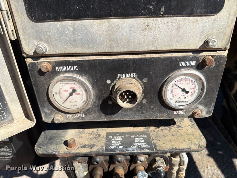 image for item FT6465 1996 Volvo WG vacuum truck