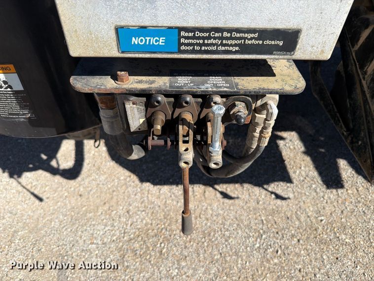 image for item FT6465 1996 Volvo WG vacuum truck