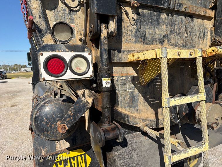 image for item FT6465 1996 Volvo WG vacuum truck