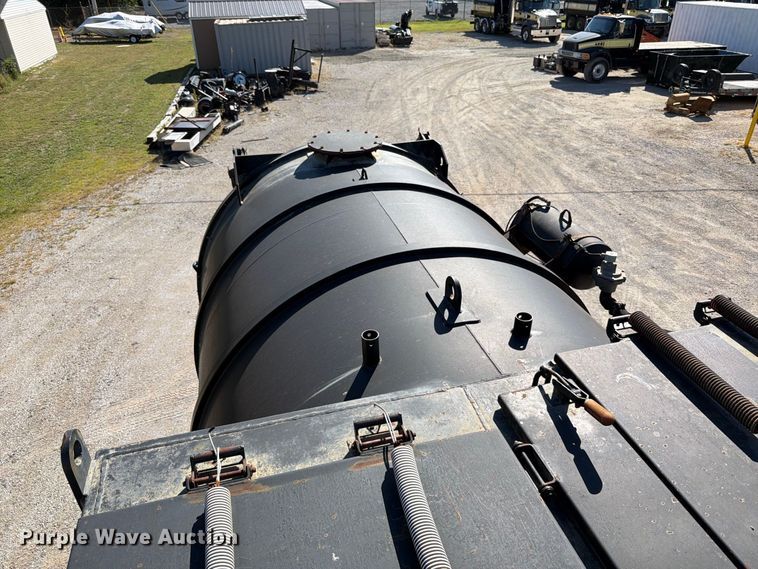 image for item FT6465 1996 Volvo WG vacuum truck