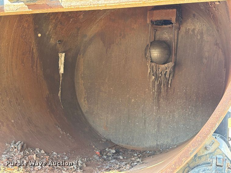 image for item FT6465 1996 Volvo WG vacuum truck