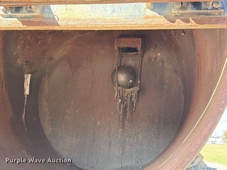 image for item FT6465 1996 Volvo WG vacuum truck