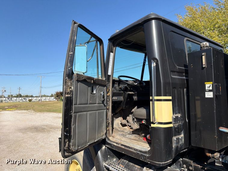 image for item FT6465 1996 Volvo WG vacuum truck