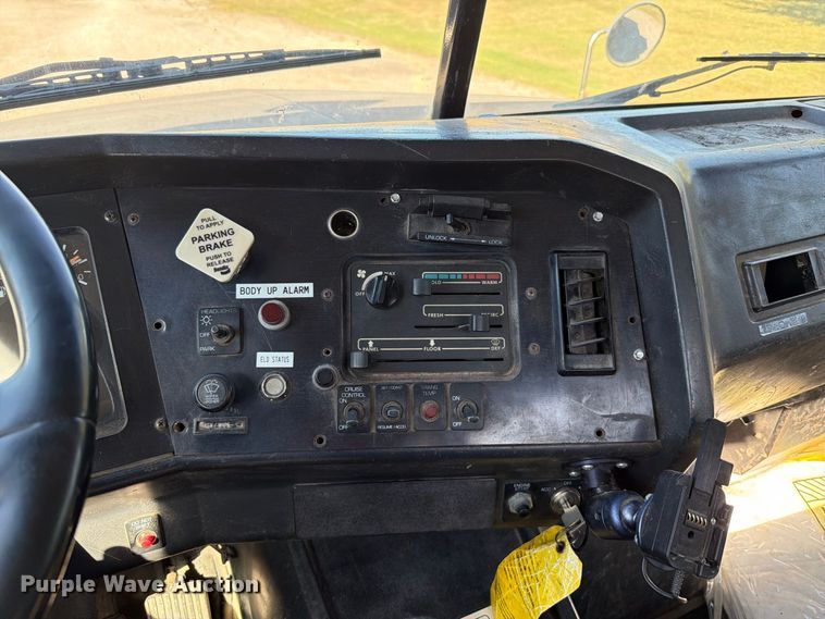 image for item FT6465 1996 Volvo WG vacuum truck