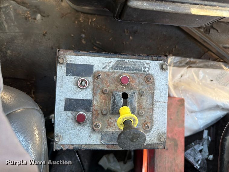 image for item FT6465 1996 Volvo WG vacuum truck