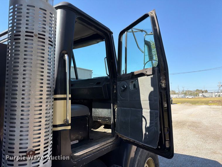 image for item FT6465 1996 Volvo WG vacuum truck