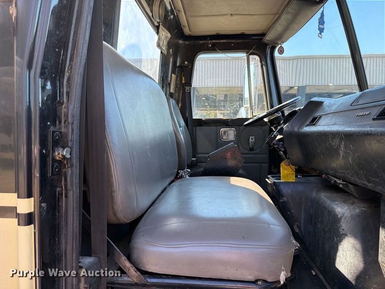 image for item FT6465 1996 Volvo WG vacuum truck