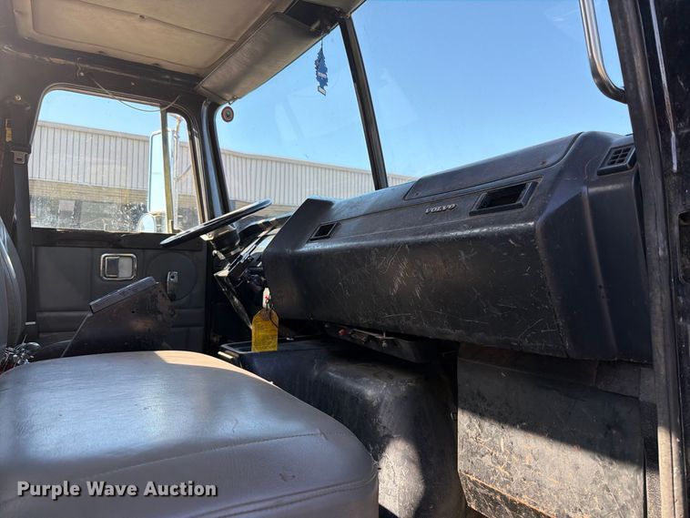 image for item FT6465 1996 Volvo WG vacuum truck