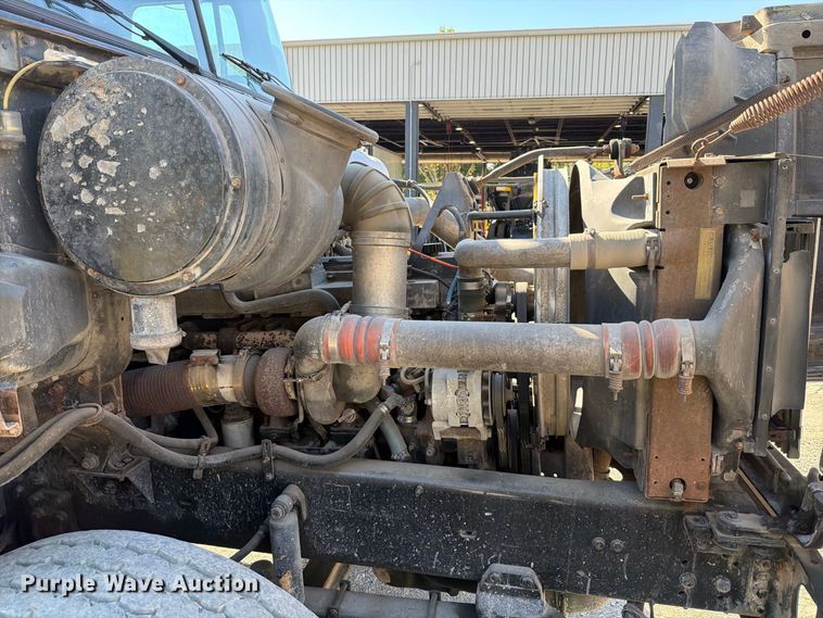image for item FT6465 1996 Volvo WG vacuum truck