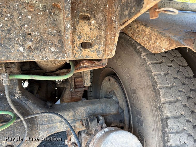 image for item FT6465 1996 Volvo WG vacuum truck