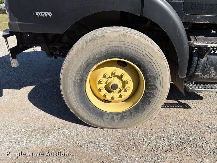 image for item FT6465 1996 Volvo WG vacuum truck