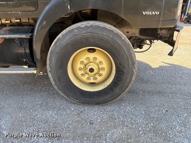 image for item FT6465 1996 Volvo WG vacuum truck