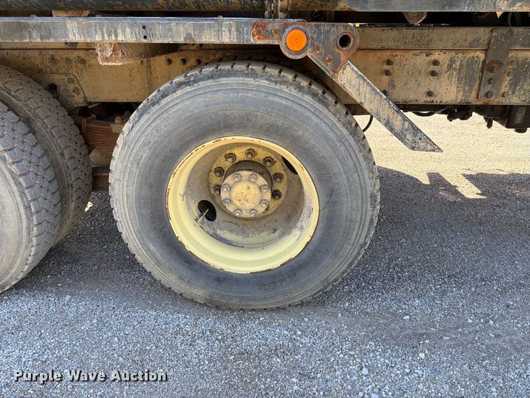 image for item FT6465 1996 Volvo WG vacuum truck