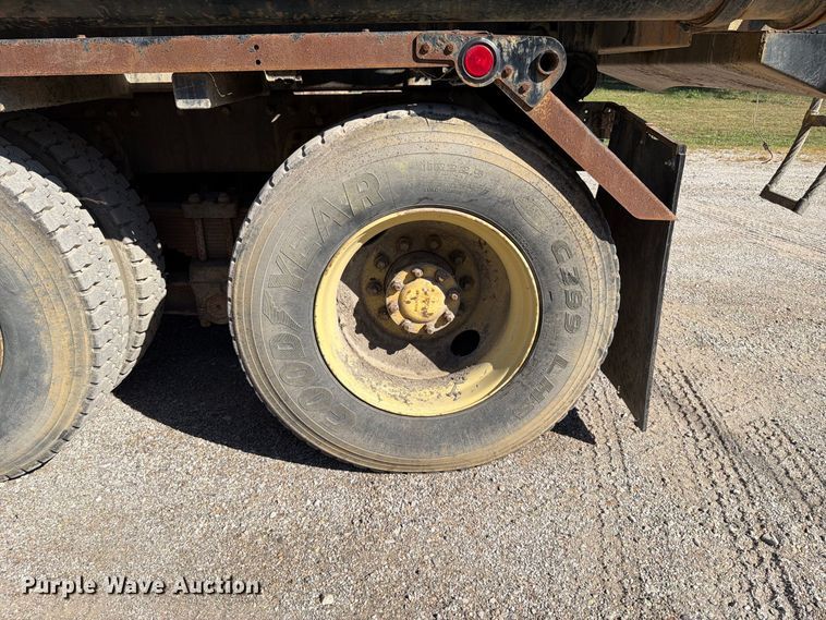 image for item FT6465 1996 Volvo WG vacuum truck